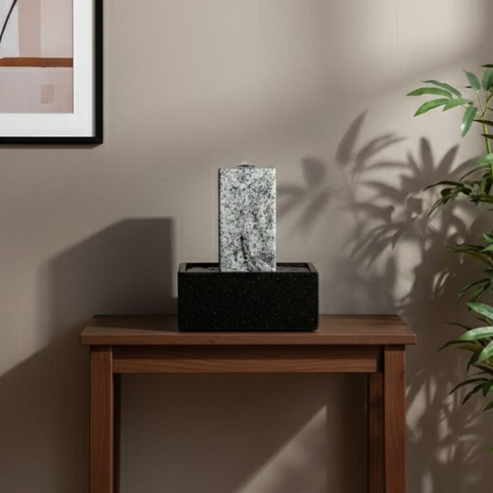 Fontaine en pierre naturelle avec colonne d'eau