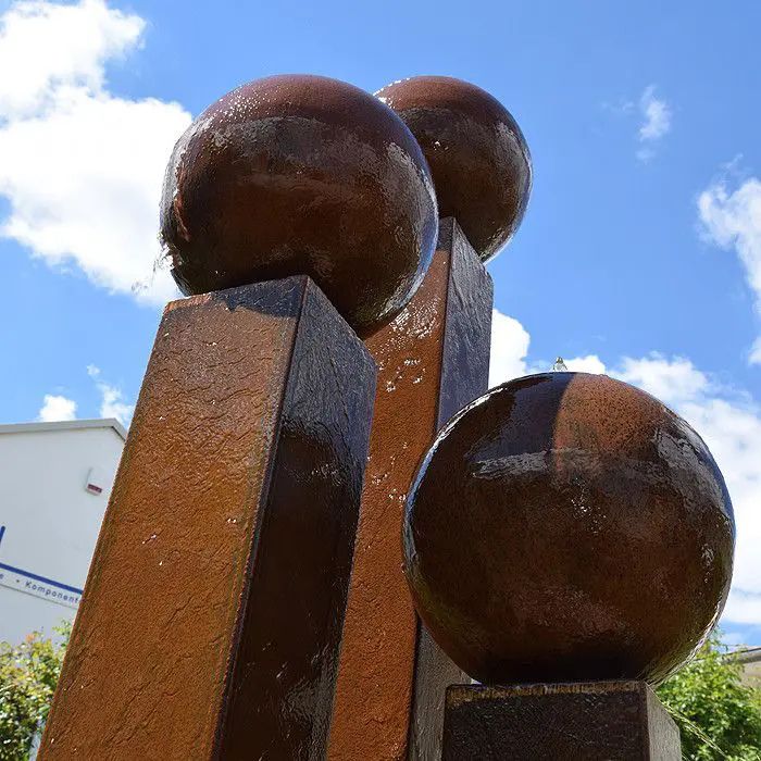 Cortenstahl Säulenbrunnen Eck 3er Set mit Kugel