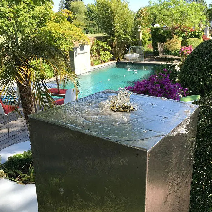 Edelstahl Säule als Gartenbrunnen