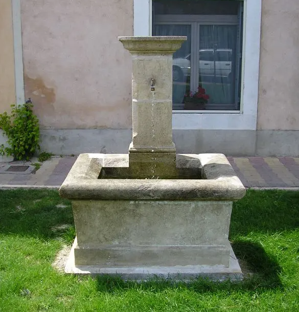 Gartenbrunnen Wandbrunnen Aubais – Nahaufnahme Naturstein