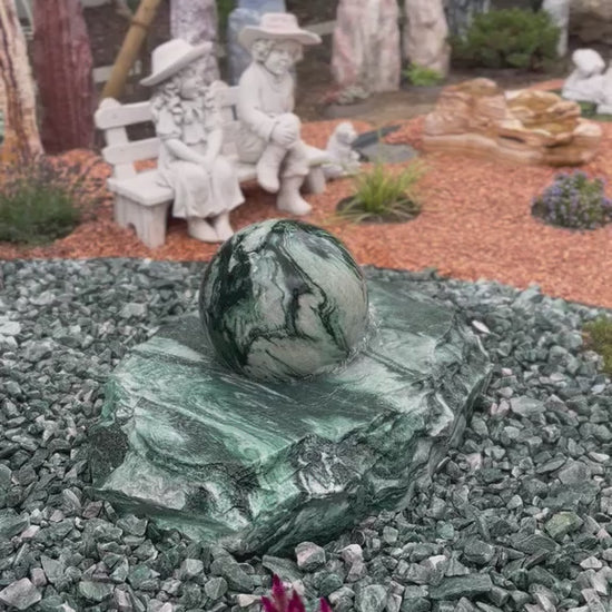 Quarzit/Marmor Gartenbrunnen, bestehend aus Natursteinbasis und kalibrierter, schwimmender Kugel