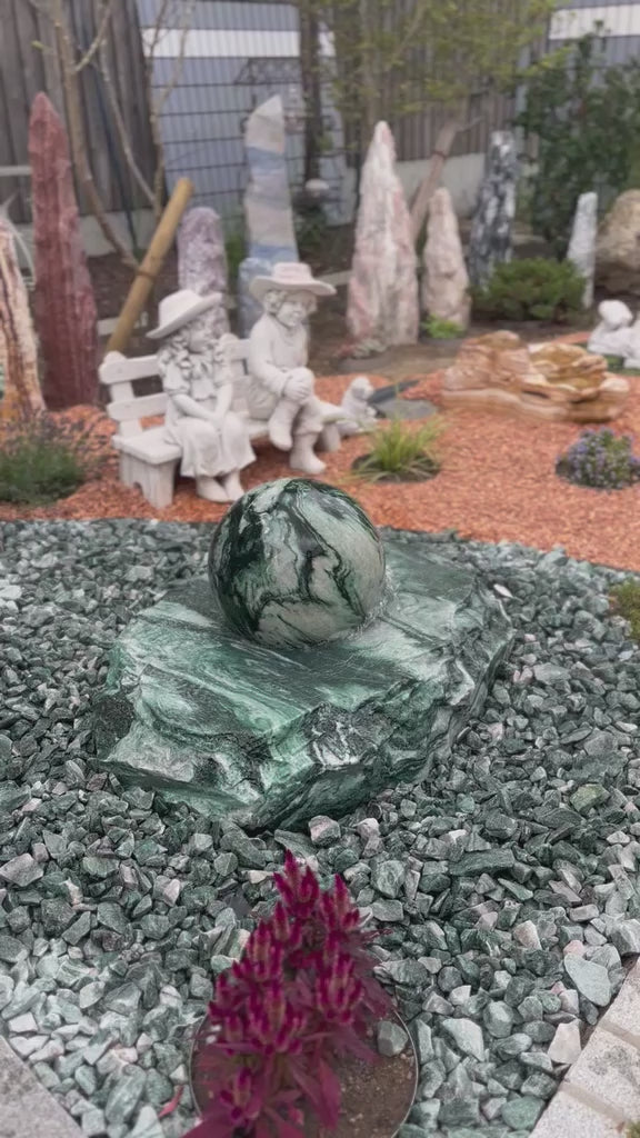 Quarzit/Marmor Gartenbrunnen, bestehend aus Natursteinbasis und kalibrierter, schwimmender Kugel