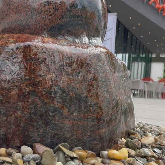 Granit Gartenbrunnen mit kalibrierter Kugel aus Halmstad Granit
