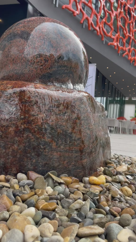 Granit Gartenbrunnen mit kalibrierter Kugel aus Halmstad Granit