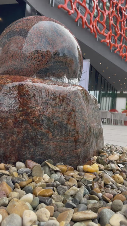 Granit Gartenbrunnen mit kalibrierter Kugel aus Halmstad Granit