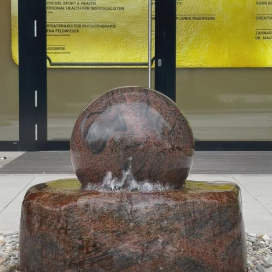 Granit Gartenbrunnen mit kalibrierter Kugel aus Halmstad Granit