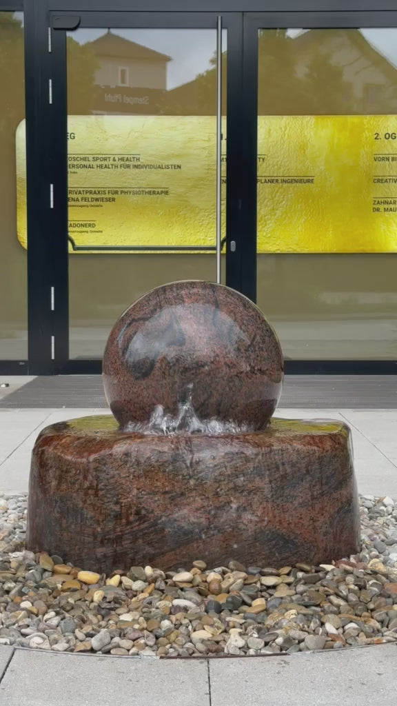 Granit Gartenbrunnen mit kalibrierter Kugel aus Halmstad Granit