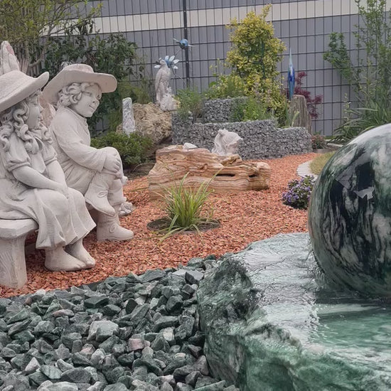 Quarzit/Marmor Gartenbrunnen, bestehend aus Natursteinbasis und kalibrierter, schwimmender Kugel