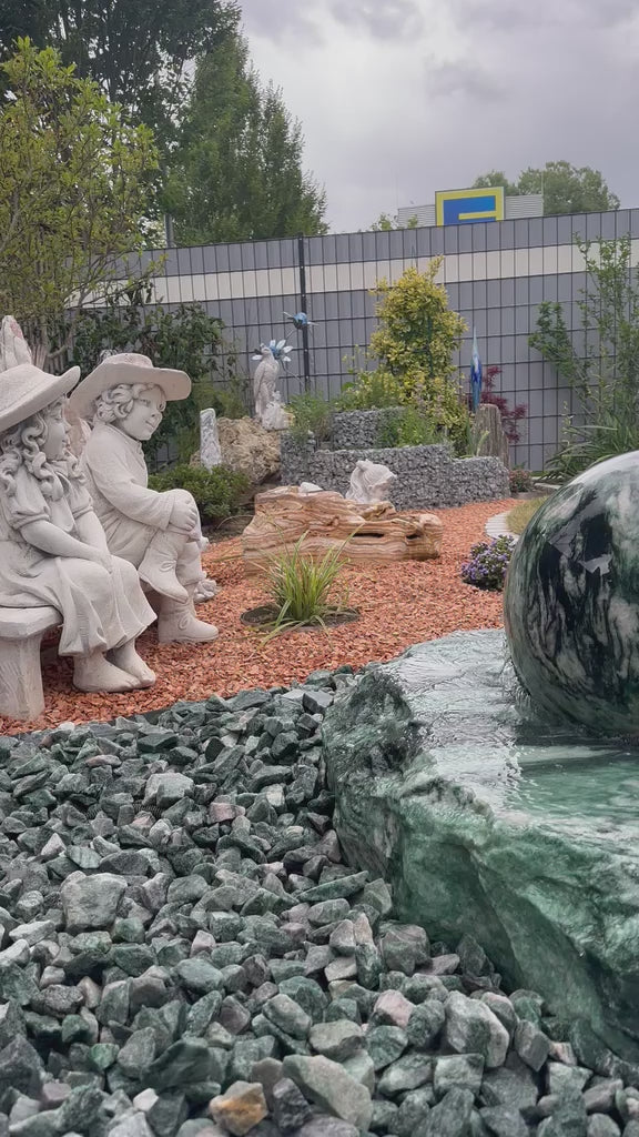 Quarzit/Marmor Gartenbrunnen, bestehend aus Natursteinbasis und kalibrierter, schwimmender Kugel