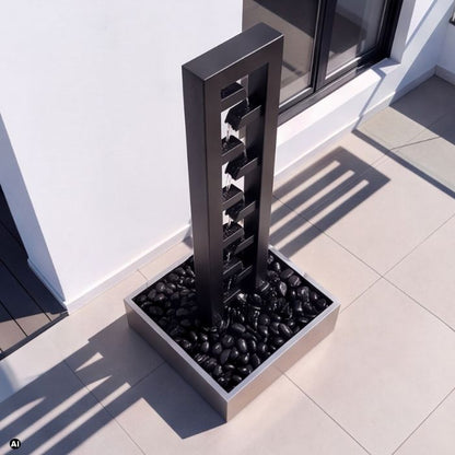 Edelstahlbrunnen mit Wasserfallkaskade in pulverbeschichteter RAL Farbe 9005
